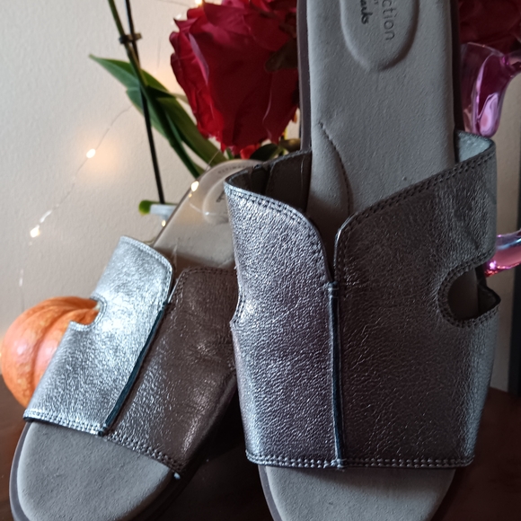 Clarks Metallic Silver Slide Sandals - Picture 1 of 3
